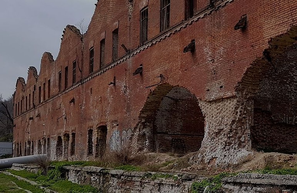 Парамоновские склады "зависли" на много лет: ни сноса, ни реконструкции.