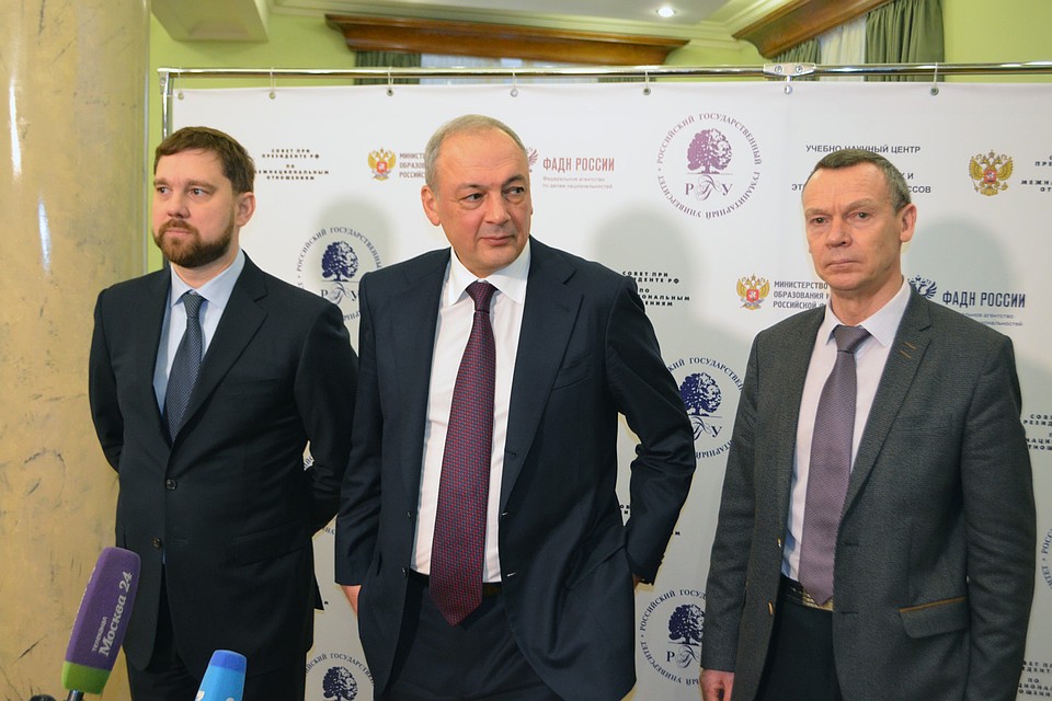 Слева направо: Руководитель ФАДН России Игорь Баринов, заместитель руководителя Администрации президента Российской Федерации Магомедсалам Магомедов и и.о. ректора РГГУ Александр Безбородов.