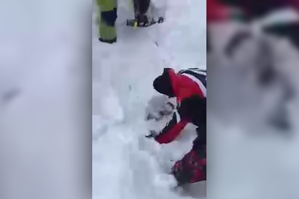 Спустя некоторое время после схода лавины к подножию подъехали другие туристы и стали откапывать людей Фото: стопкадр с видео