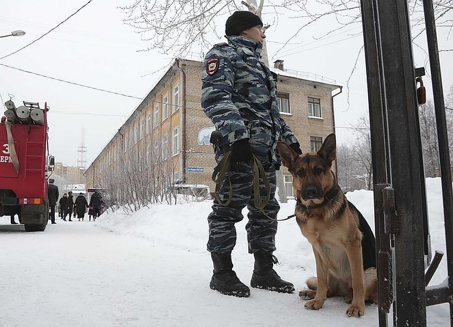 Сотрудники полиции у пермской школы, где в понедельник ученики устроили драку на ножах.