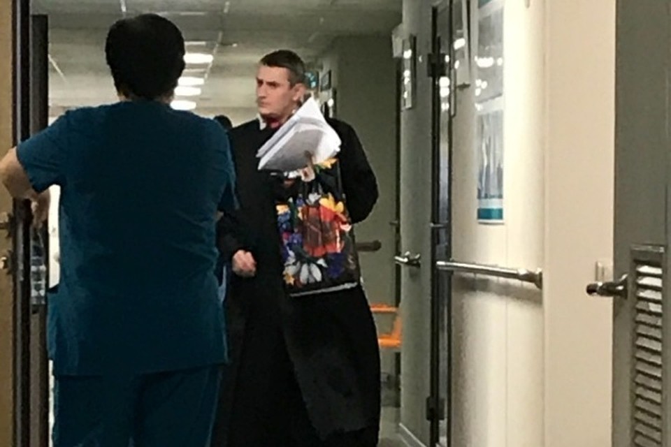 Судья заходит в палату