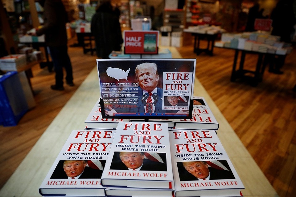 Книга "Огонь и ярость: внутри Белого дома Трампа" стала бестселлером вскоре после появления в продаже