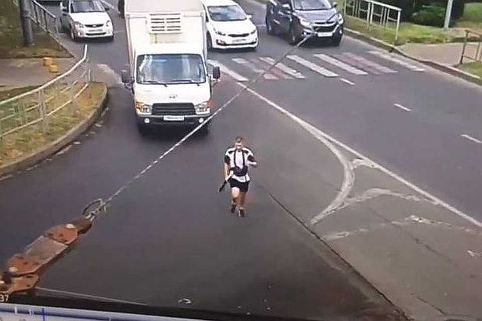 21-летний Никита Медведев во время проверки документов ударил полицейского по лицу и начал палить из оружия.