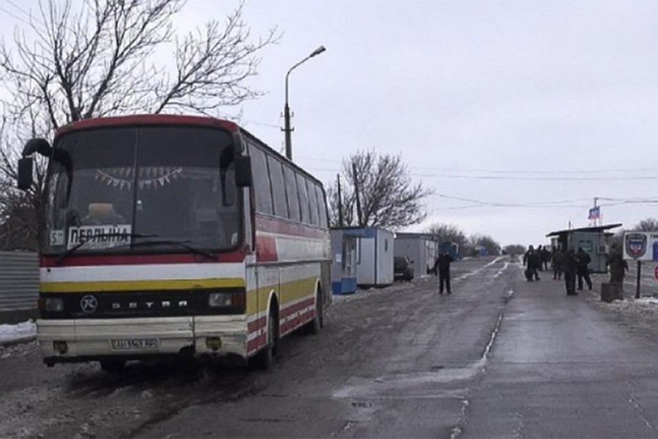 В минувшее воскресенье на печально известном погранпереходе «Еленовка» со стороны позиций ВСУ был обстрелян автобус. Фото: t.me /Doninside