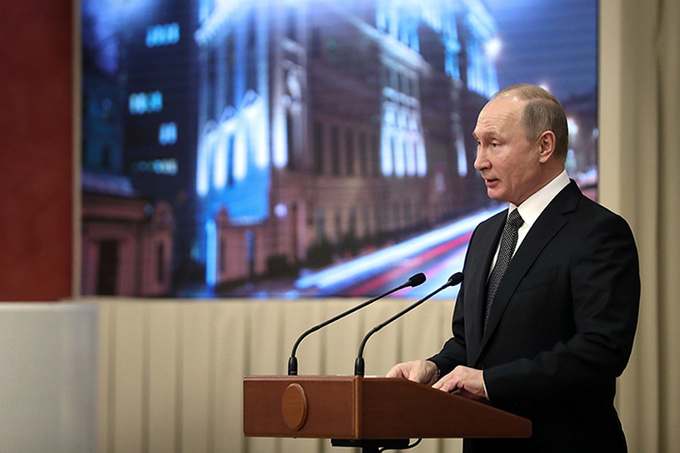 Владимир Путин приехал поздравить судей Верховного суда с 95-летием. Фото: Валерий Шарифулин/ТАСС