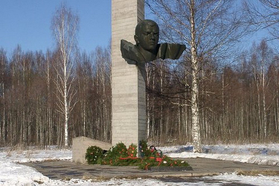 У памятника обвалилась табличка. Фото: соцсети.