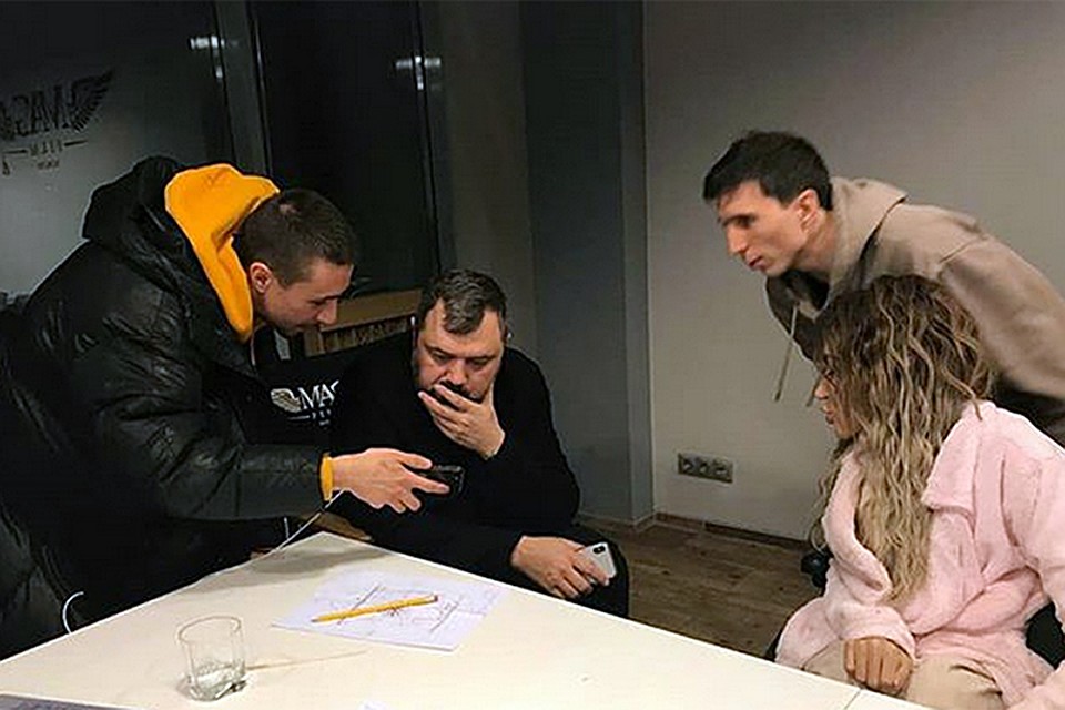 Работа уже кипит - в своем Инстаграме Самойлова показала кусочек обсуждения грядущего сотрудничества