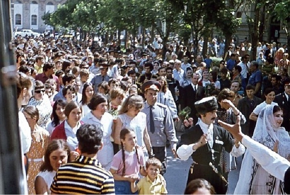 1972 год. Жили дружно, не обращая внимания на национальности, на парады вместе ходили. Фото: Владимир Ионченков, заслуженный артист России