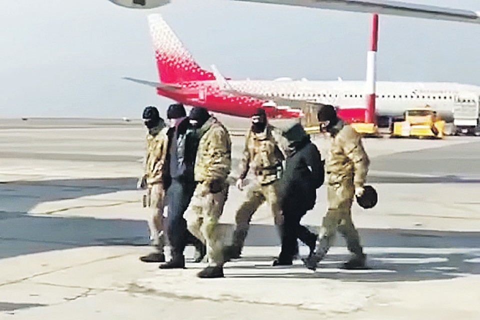 Дагестанских чиновников этапируют в Москву на самолетах - спецрейсами, под охраной, в наручниках, а некоторых - с мешком на голове... Фото: youtube.com/СК РФ