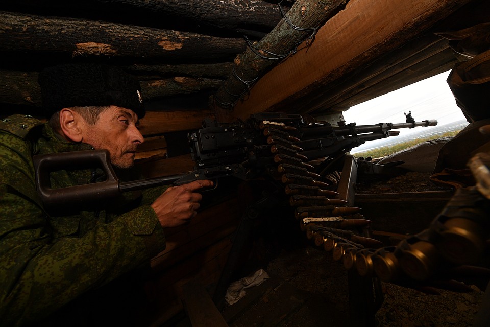 Украинские войска продолжают обстреливать Донбасс, и ополченцы вынуждены отбиваться