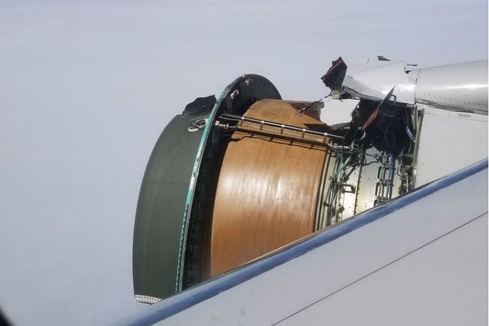Двигатель пассажирского Boeing развалился во время полета над Тихим океаном. Фото: Twitter/@mfalaschi