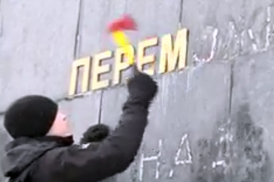 «Находка» режиссера: чтобы топоры было видно на траурном фоне мемориала, их выкрасили алым