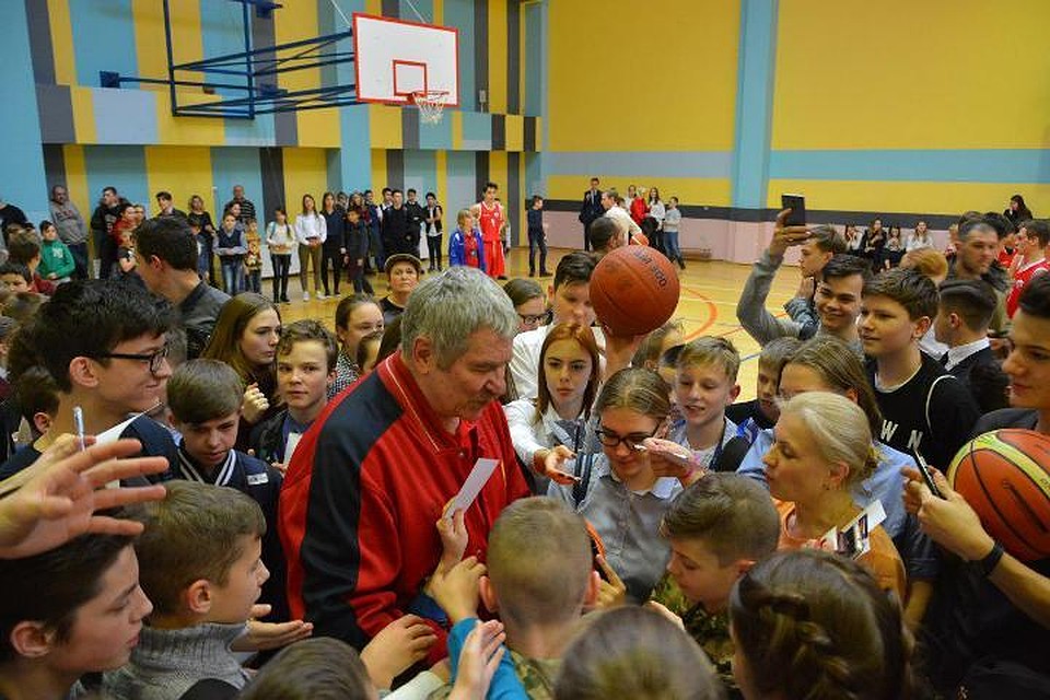 Школьники засыпали легендарного баскетболиста вопросами.