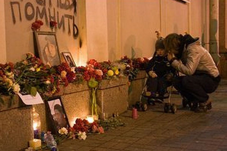 Каждый год на место убийства несут цветы и свечи