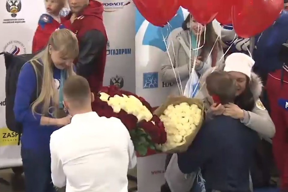 Вернувшихся из Южной Кореи Анну Нечаевскую и Анастасию Седову в аэропорту ждали женихи