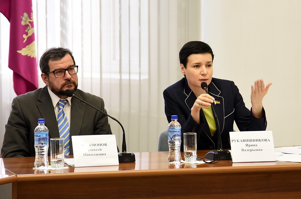 Ирина Рукавишникова отметила, что депутаты находятся в постоянном поиске новых идей для дальнейшего совершенствования бесплатной юридической помощи. Фото: пресс-служба ЗС РО / Александр Оладько.