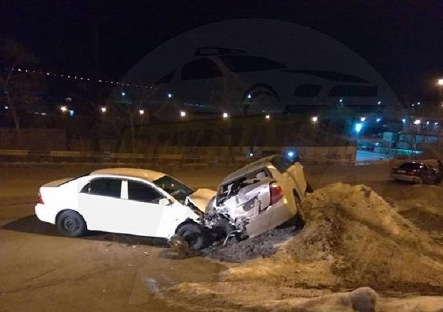После столкновения Toyota Corolla Axio отбросило на кучу снега. Фото: dps_vl