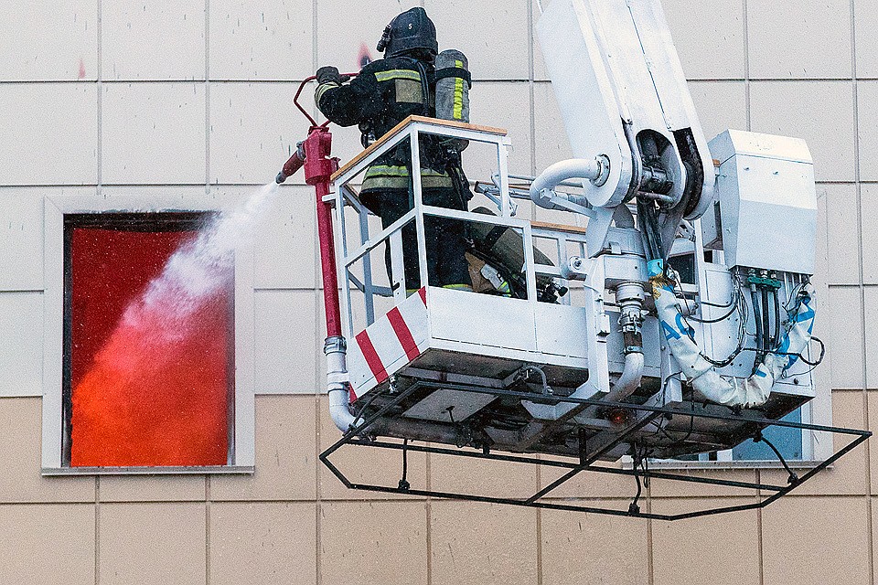 Пожарные тушат огонь на одном из этажей ТЦ "Зимняя вишня", Кемерово. ФОТО Данил Айкин/ТАСС