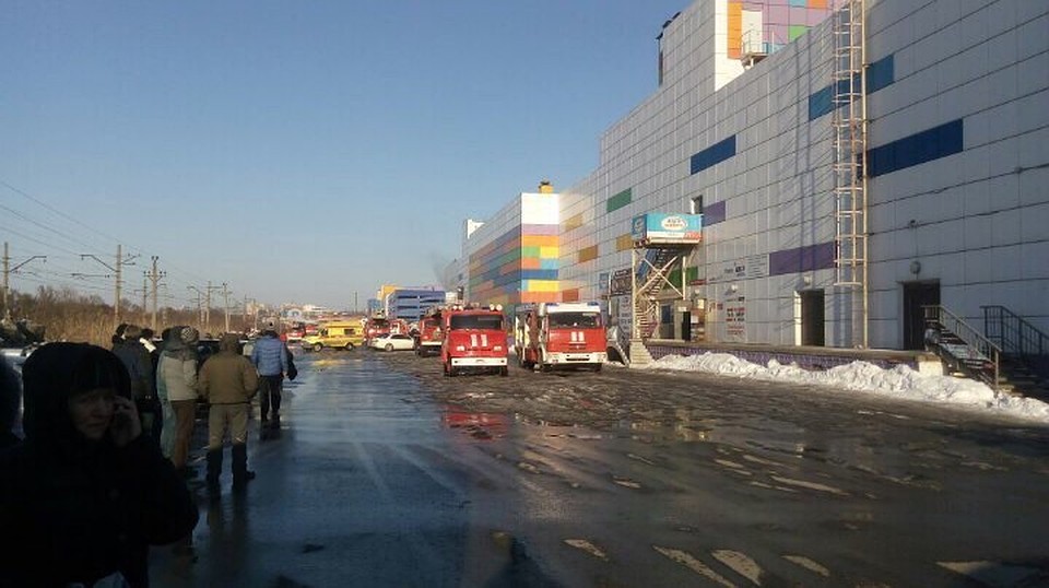 В Белгороде ликвидировали пожар в торговом центре «Спутник Дом». Фото @mdpsbelgorod