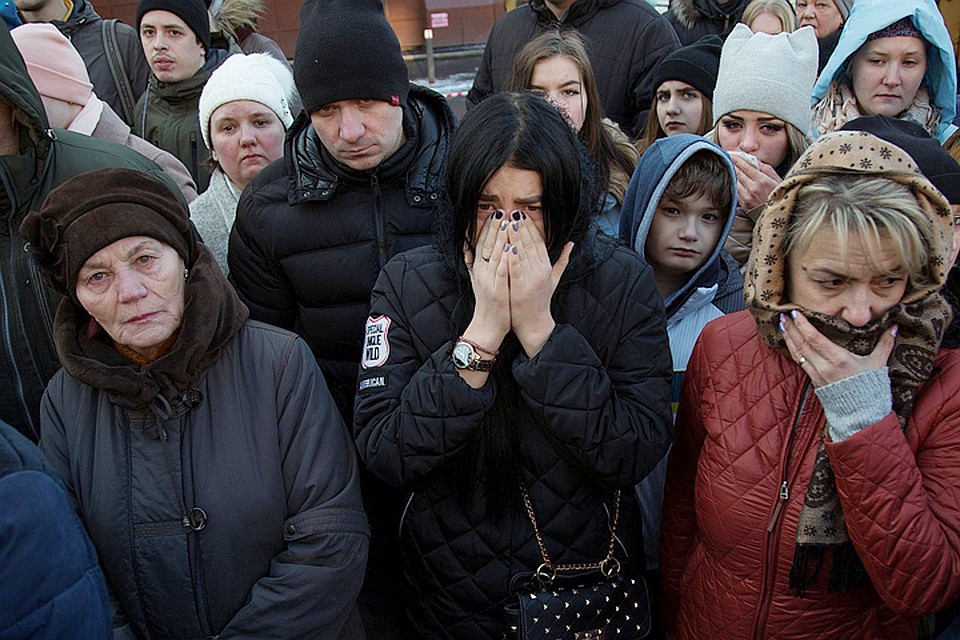 Уже минули сутки с момента начала смертоносного пожара. Все Кемерово скорбит