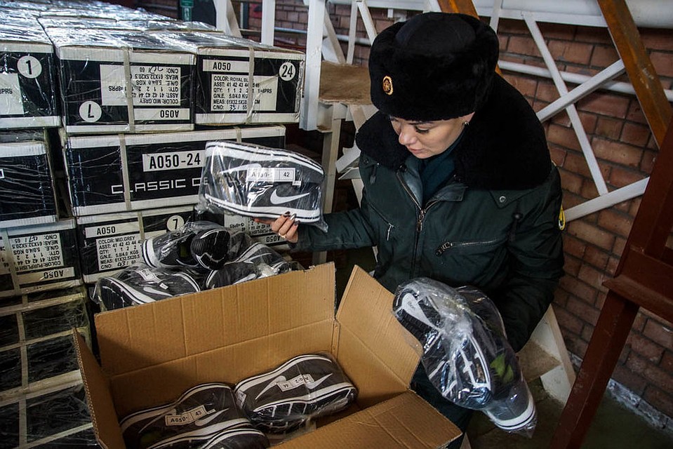 Самарские пограничники изъяли крупную партию контрафактной обуви из Киргизии Самарские пограничники изъяли крупную партию контрафактной обуви из Киргизии