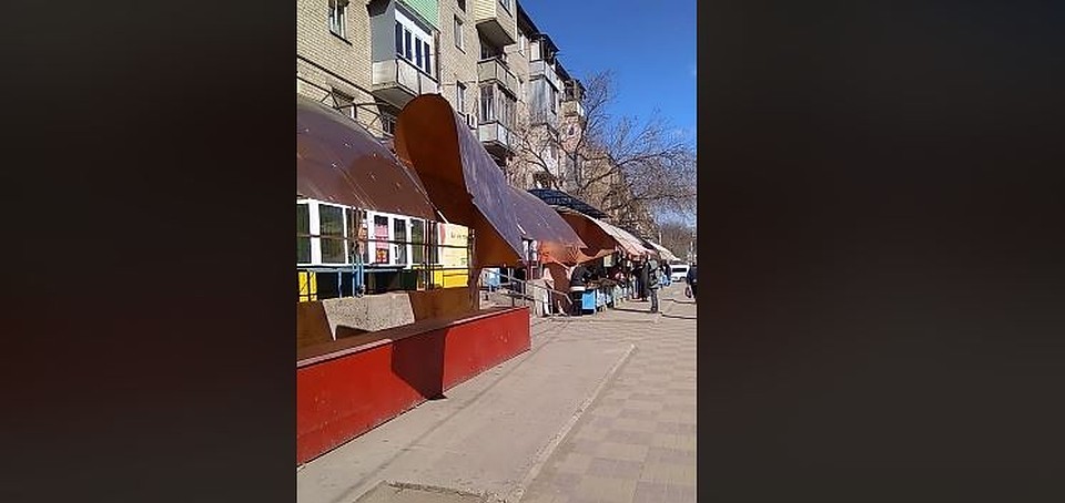 У астраханского рынка снесло крышу