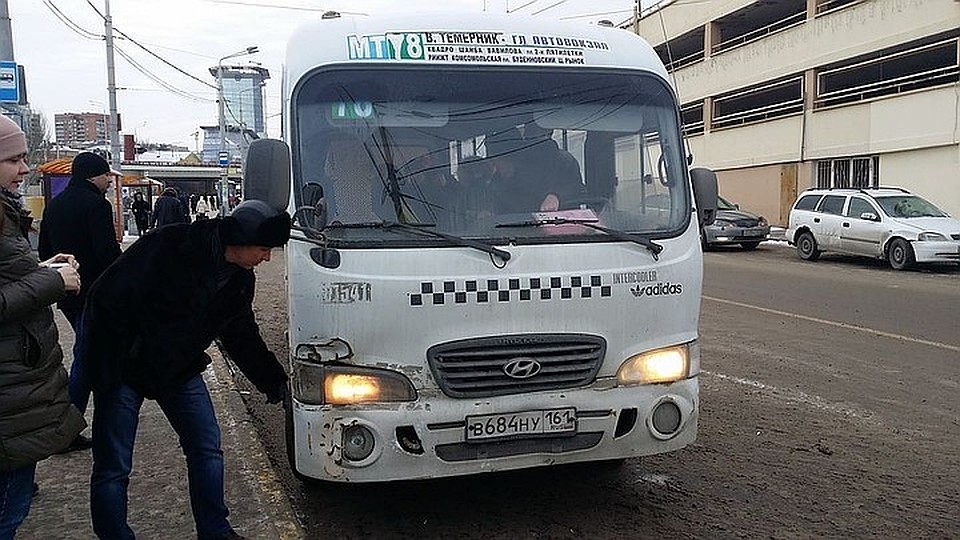 Многие маршрутки выходят на улицы ржавыми и побитыми.
