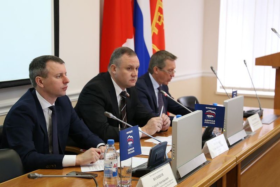 Депутаты гордумы сегодня распределяли дополнительные средства бюджета на дороги, школы и благоустройство. Фото гордумы.