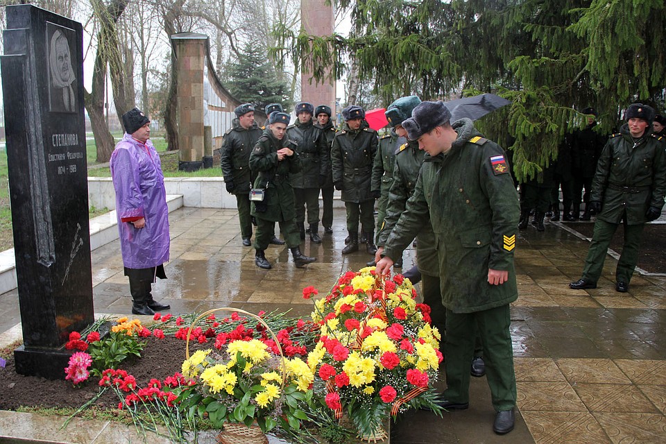 Военные 39-й отдельной железнодорожной ордена Жукова бригады у могилы Епистинии Стеапновой. Фото: Юлия КОЛЕСНИКОВА