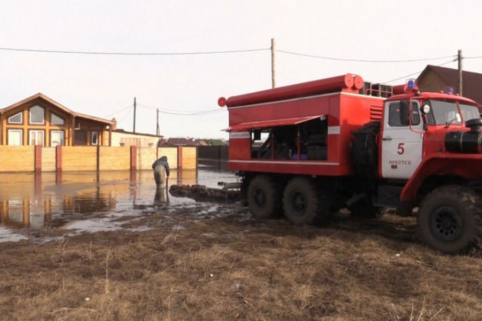 Ситуация с подтоплением села Хомутово талыми водами стабилизировалась. Фото: ГУ МЧС России по Иркутской области.