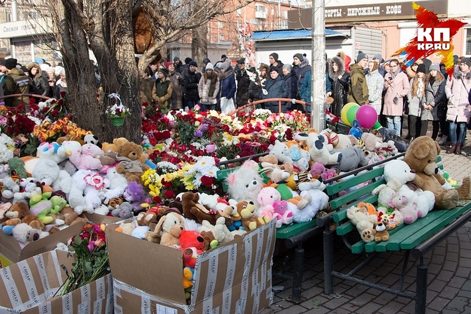 В Кемерове предложили сделать навес над народным мемориалом погибшим в "Зимней вишне"