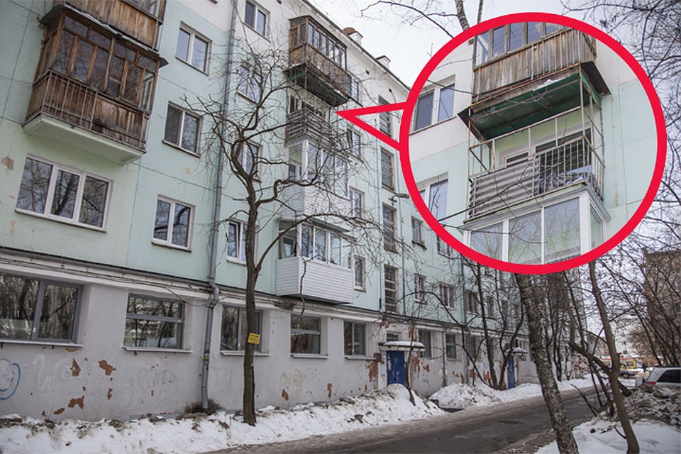 Лед упал якобы с зеленого козырька.