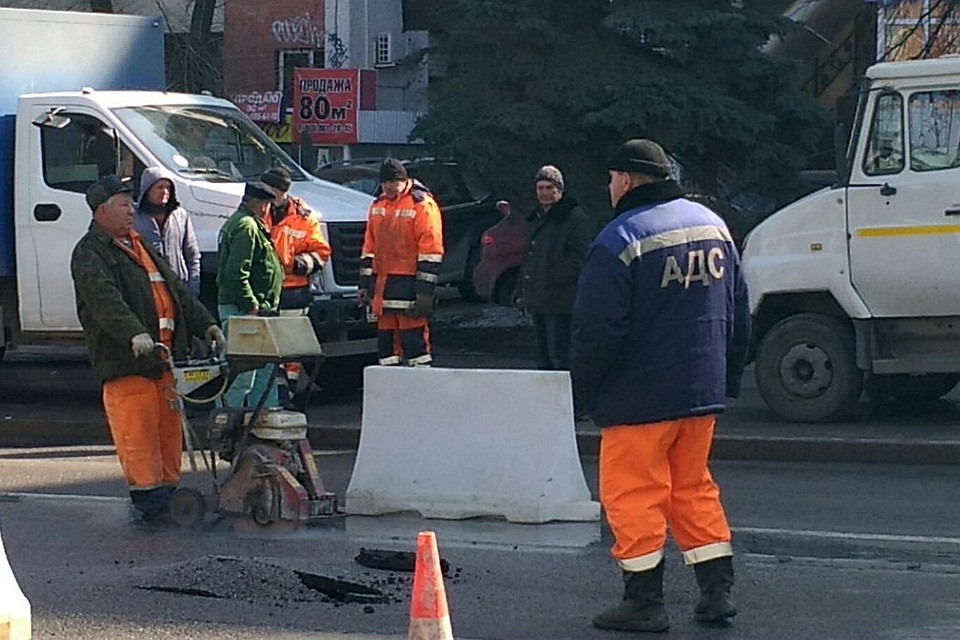 На отремонтированной дороге на Советской вода из лопнувшей трубы пробила асфальт