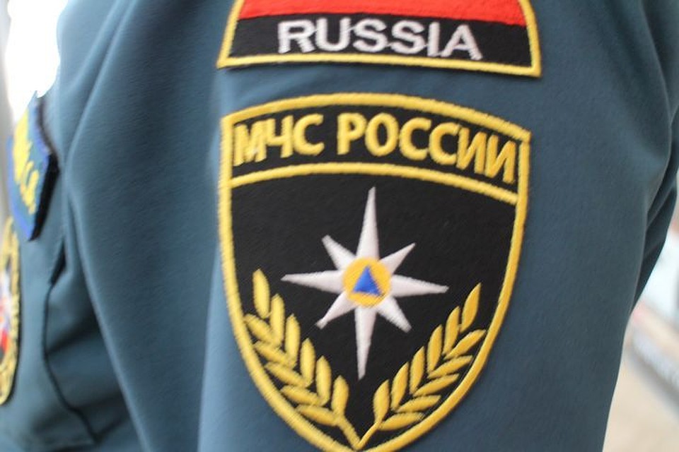 Спасатели оказали помощь попавшим в аварию.