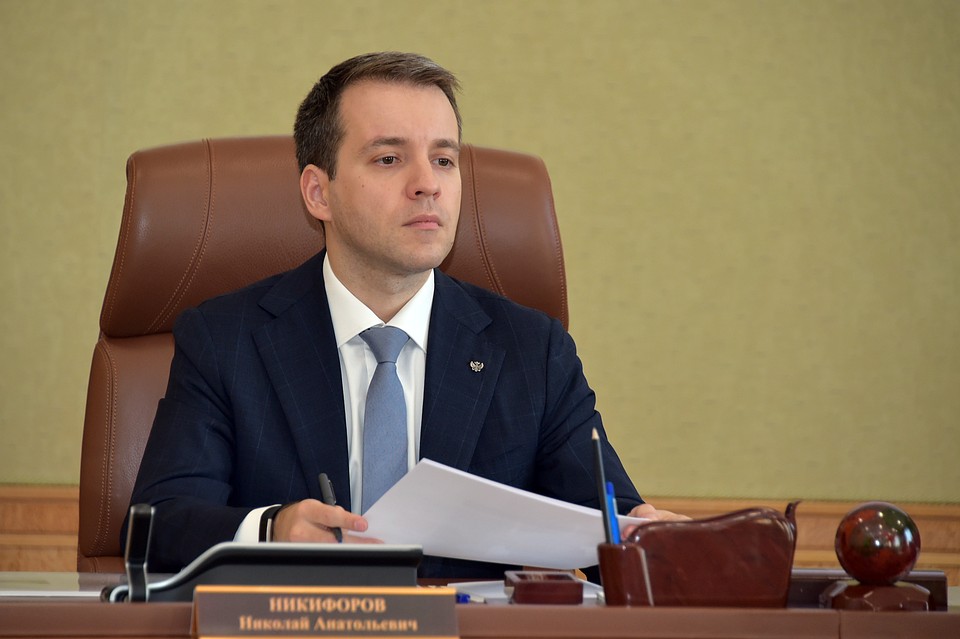 Перед началом заседания министр вместе Рустамом Миннихановым посетили выставку Инженерного института КФУ