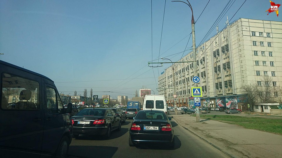 В эти минуты на выезде из Кишинева даже образовались пробки!