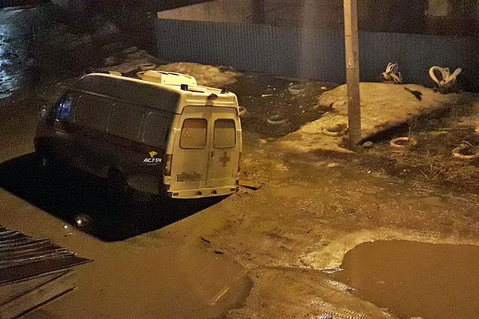 «Скорая помощь» спешила на вызов и угодила в огромную яму