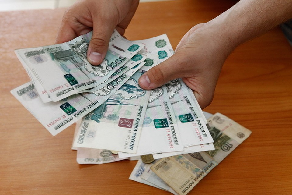 В Великих Луках дорожные рабочие два месяца не получали зарплату.