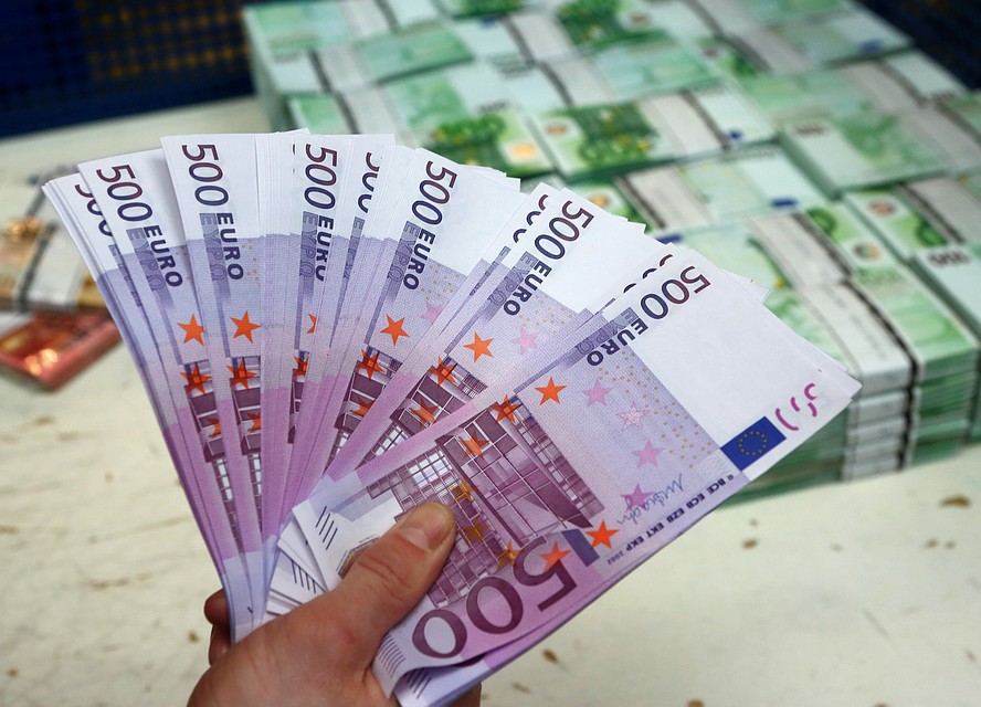 Курс евро превысил 73 рубля впервые с сентября 2016 года