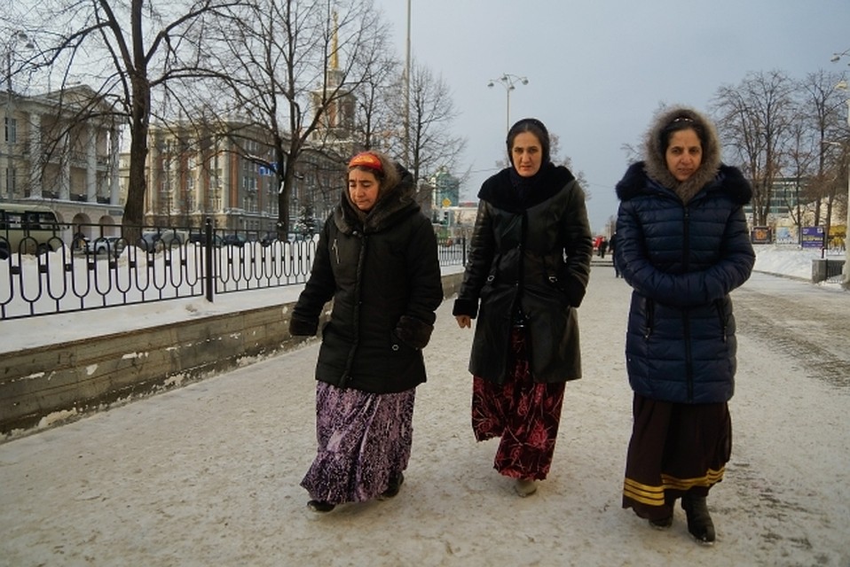 Цыгане ловко убеждают впечатлительных старушек в необходимости снять порчу