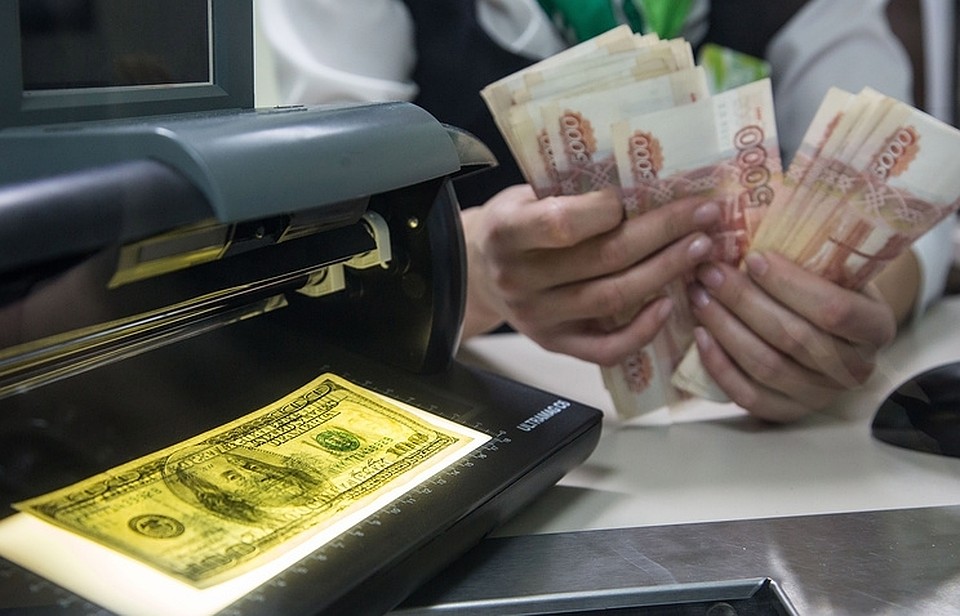 Доллар и евро подорожал, но народ не спешит к кассам обмена валюты. Фото:www.smart-lab.ru