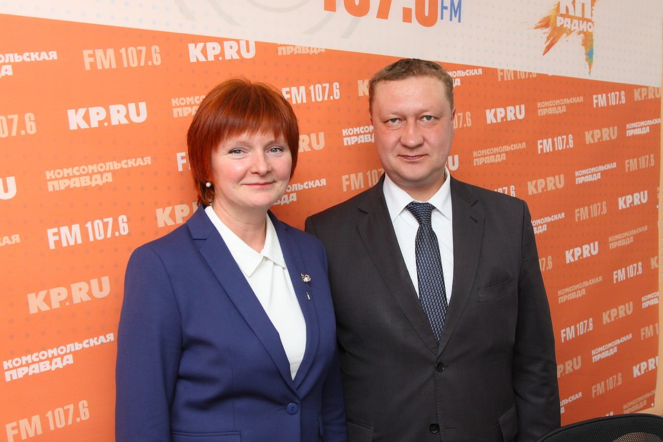 Светлана Болотникова, министр образования и науки УР и Дмитрий Варачев, зам.министра строительства, ЖКХ и энергетики УР