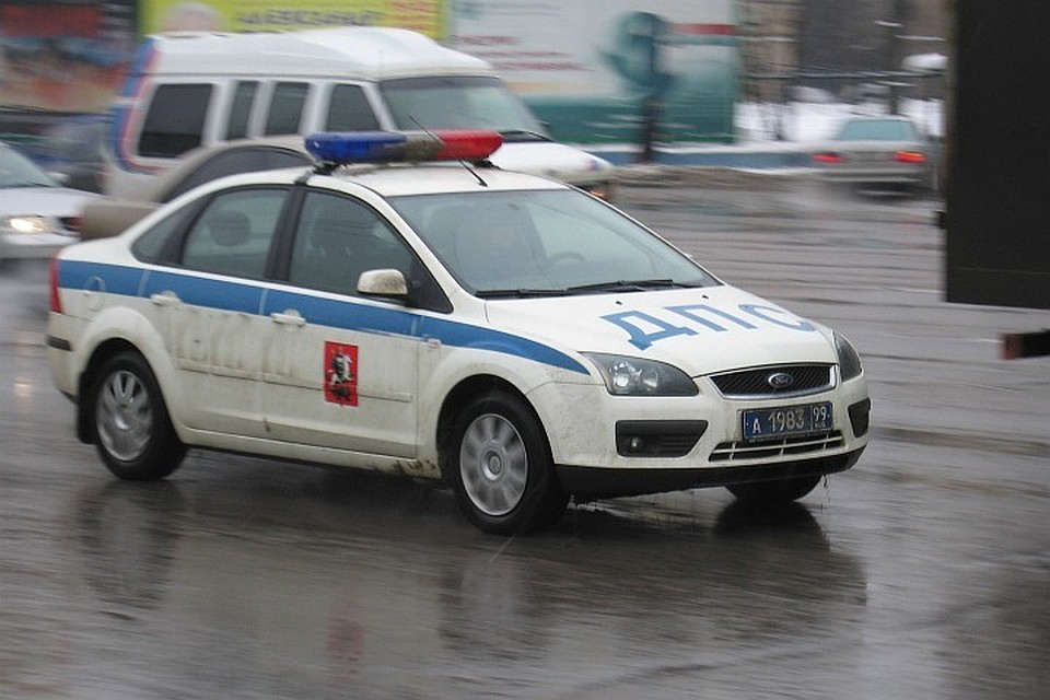 На место столкновения автобусов в Москве выехали экипажи ДПС и кареты скорой помощи