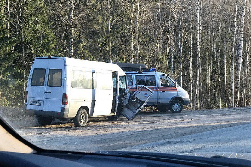 Шесть граждан Беларуси получили различные травмы в ДТП микроавтобуса и трактора. Авария произошла на трассе Санкт-Петербург - Невель. Фото: Андрей НИКИФОРОВ.