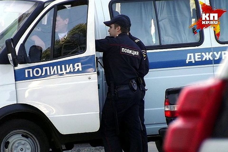 Мужчина вместе со своими знакомыми употреблял водку во дворе одного из домов, что и заметили полицейские.