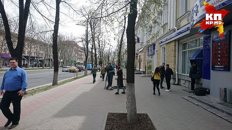 Оцепление снято, люди спокойно ходят мимо "заминированного" банка