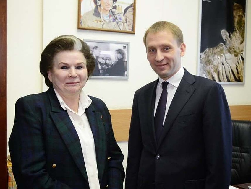 Совместный снимок с легендой отечественной космонавтики опубликовал на своей странице в Instagram губернатор Приамурья Александр Козлов.