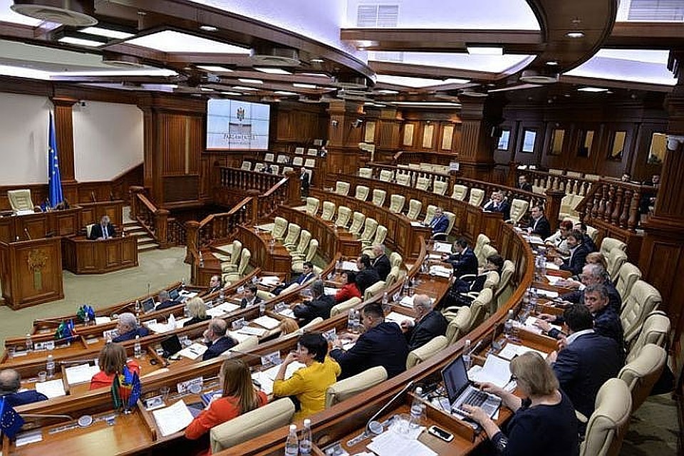 Почетный председатель Демократической партии Молдовы Дмитрий Дьяков в 2017 году получил в качестве зарплаты депутата 183 тысячи 303 лея.
