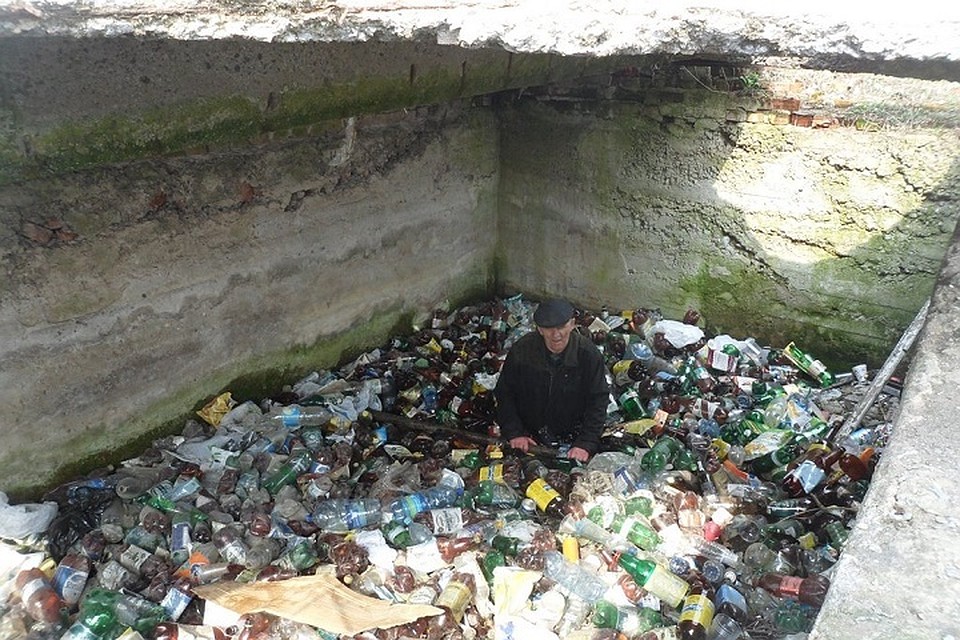 Пенсионер залез в яму, чтобы собрать бутылки, а выбраться не смог. Фото: МЧС.
