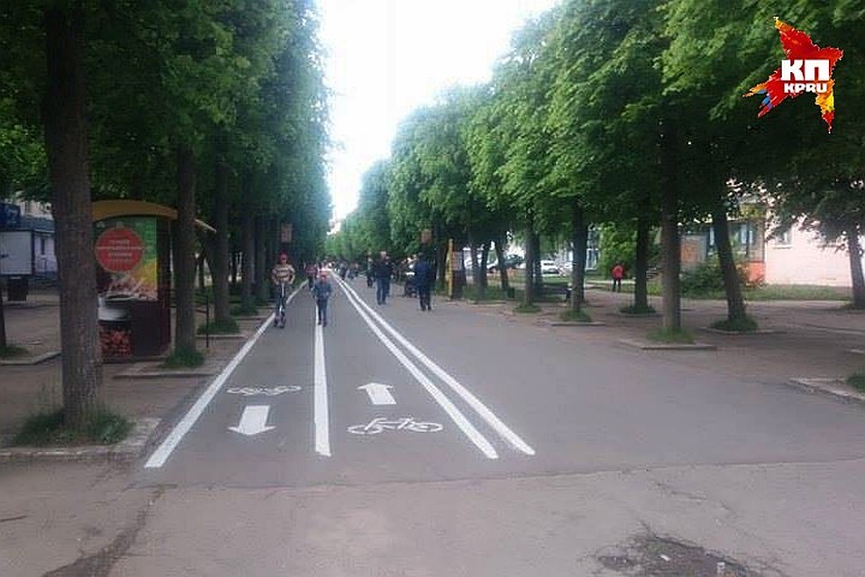 В Смоленске на пешеходной зоне велосипедист сбил женщину.